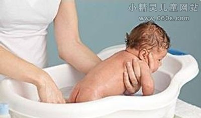给新生宝宝洗澡的步骤