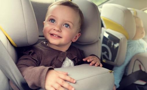 汽车儿童安全座椅有讲究 选错当心伤了宝宝