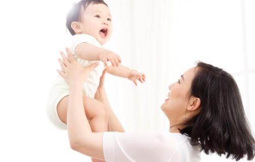 如何与新生宝宝进行沟通