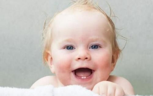 宝宝头发少又黄 缺了什么营养？