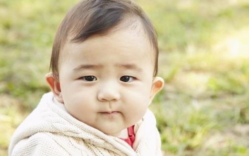 宝宝头发少又黄 缺了什么营养？