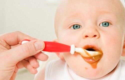 宝宝开始吃辅食了 该给他准备什么样的勺子？