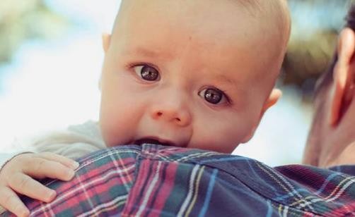 6个方法解决宝宝打嗝难题