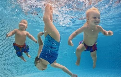 游泳可以提高宝宝智商趁早抓起