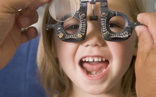 毁掉孩子视力的三重原罪 不是所谓手机一类的电子产品而是它们