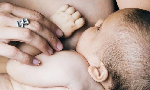 为什么母乳比奶粉更适合新生宝宝？
